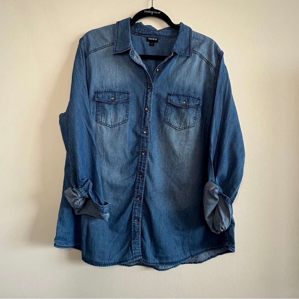 Torrid Lightweight Button Up Denim Shirt - Size 1 / 1X - Picture 3 of 5